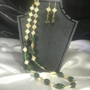 Stunning Emerald/golden necklace and earrings set 💚